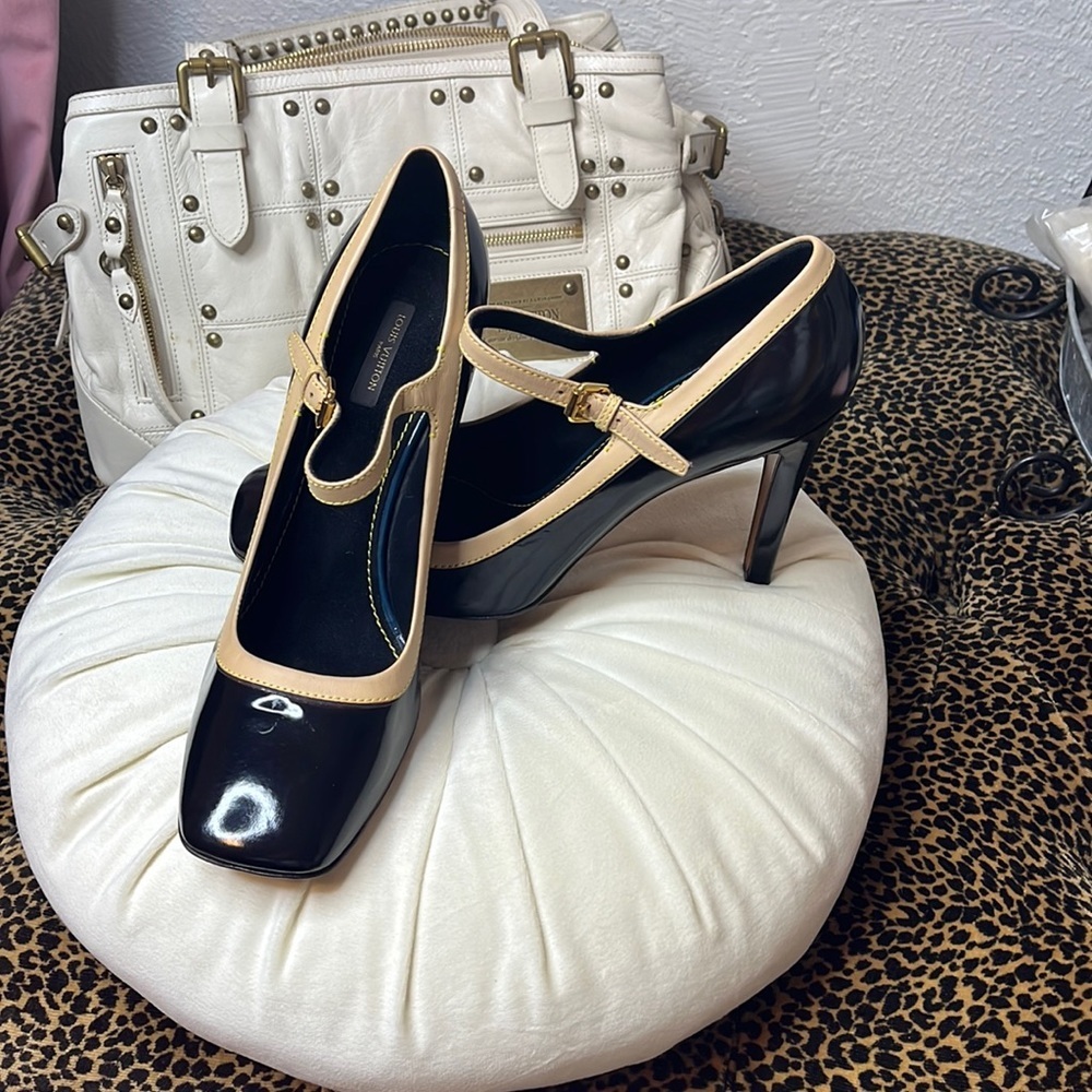 LOUIS VUITTON Mary Janes